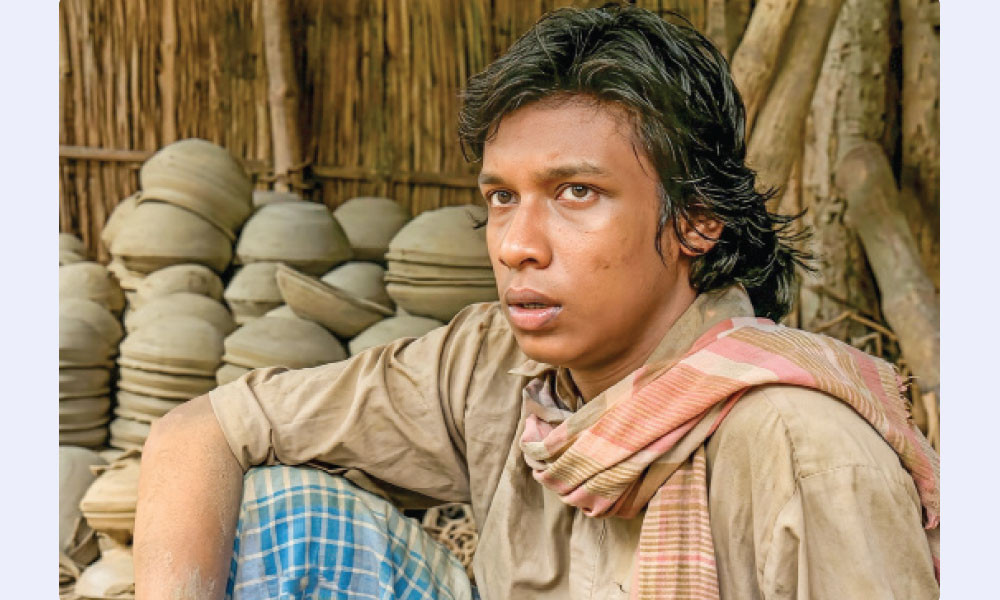 ভিড়ের মধ্যে দাঁড়িয়ে ছিলাম