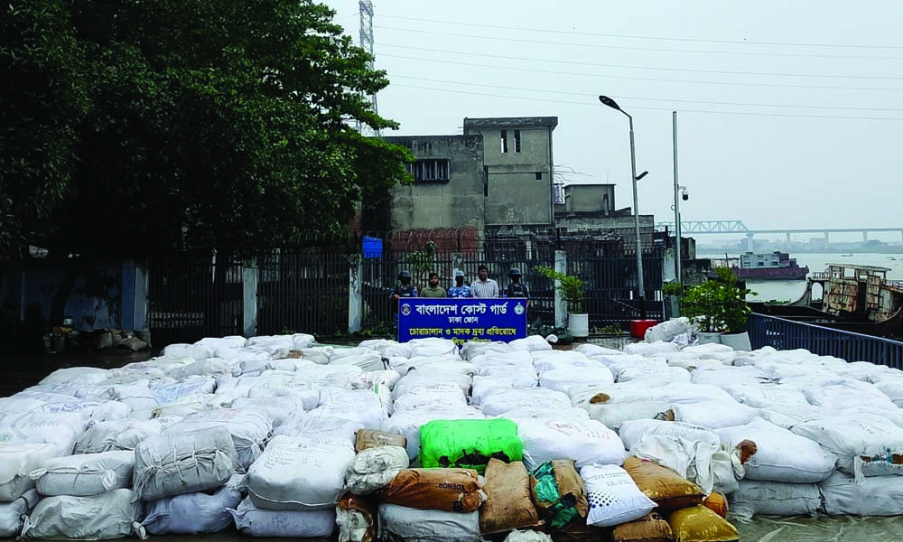নারায়ণগঞ্জে ২ কোটি ৪০ লাখ টাকার নিষিদ্ধ পলিথিন জব্দ