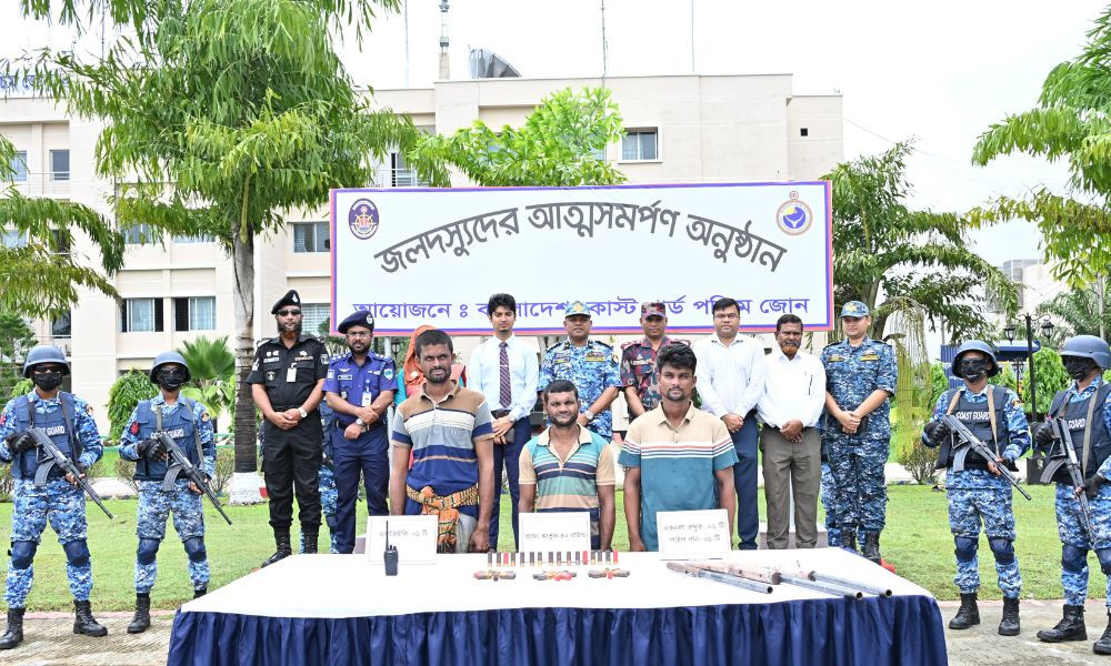 কোস্ট গার্ডের কাছে সুন্দবনের ৩ ‘ডাকাতে’র আত্মসমর্পণ