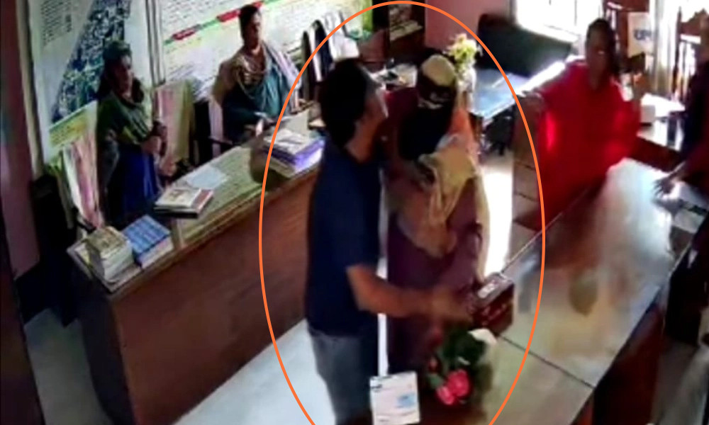 ছাত্রীকে শাসন করায় শিক্ষিকাকে মারধরের অভিযোগ