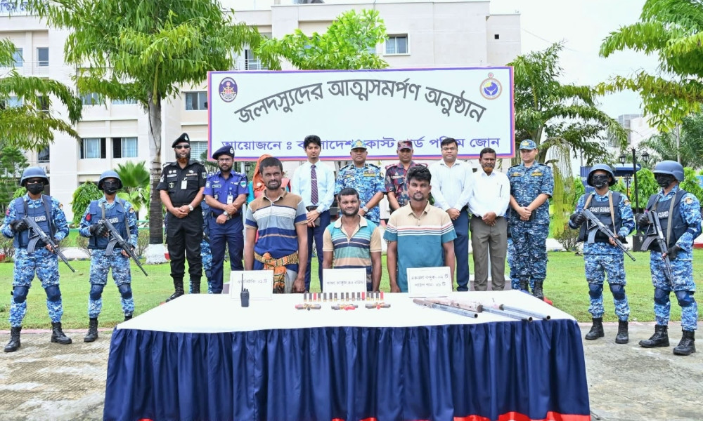 সুন্দরবনে ৩ বনদস্যুর আত্মসমর্পণ, উদ্ধার জিম্মি জেলে