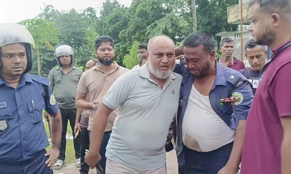বরিশালে আসামির মৃত্যুর গুজবে থানায় হামলা, আহত ১০ পুলিশ সদস্য