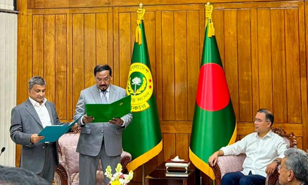 প্রধানমন্ত্রীর উপস্থিতিতে শপথ নিলেন সংসদ সদস্য সরোয়ার আলমগীর