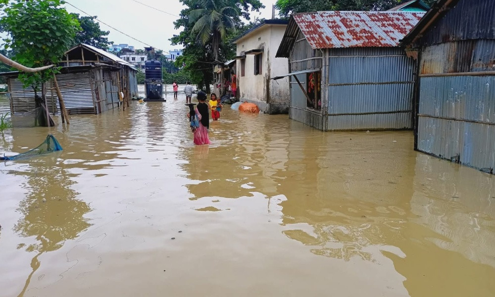 রাজনগরে পাহাড়ি ঢলে মনু নদীর বাঁধ তলিয়ে পানিবন্দি হাজারো মানুষ