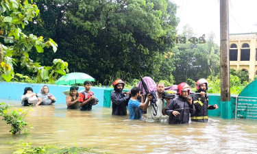 বন্যাকবলিত লোহাগাড়ায় গুরুতর অসুস্থ গর্ভবতী নারীকে উদ্ধার