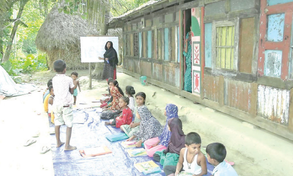 আড়িয়ালখাঁর তীরে বেদে পাঠশালা