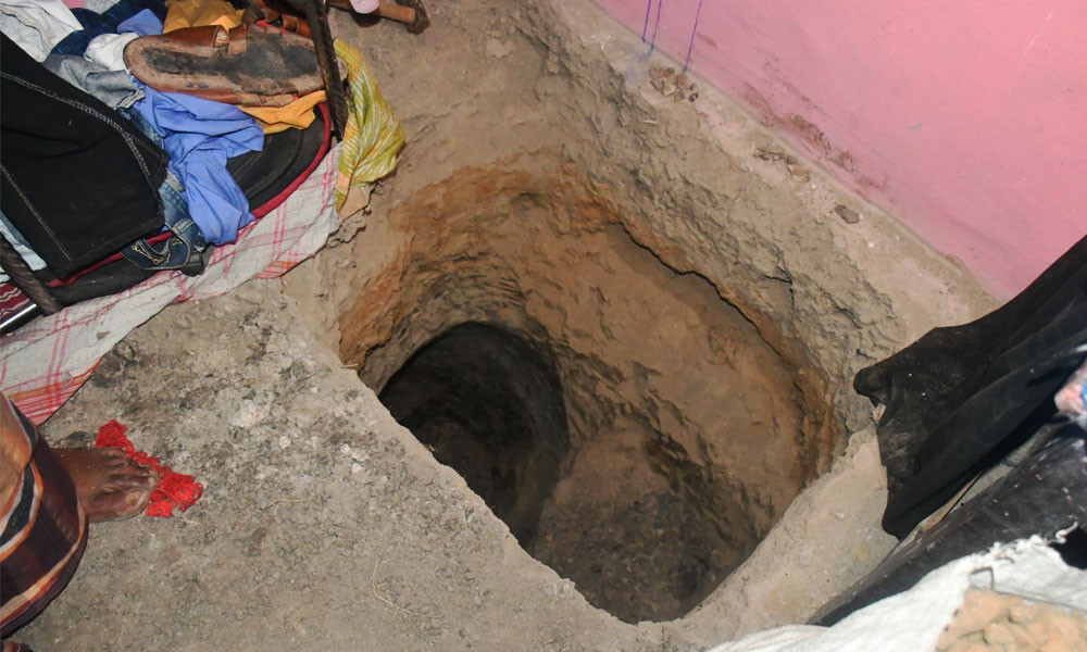 বাবাকে জীবন্ত মাটিচাপা দিতে ঘরে কবর খোঁড়ার অভিযোগ