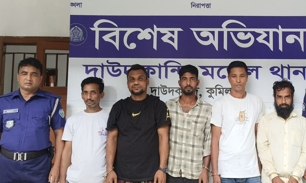দাউদকান্দিতে পৃথক অভিযানে গ্রেপ্তার ৫