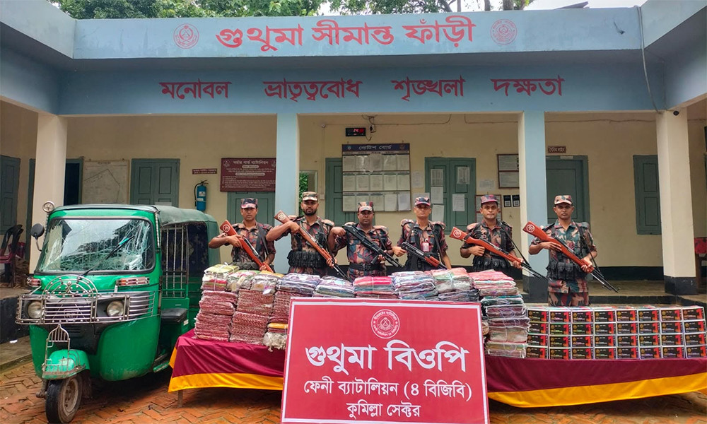 ফেনী সীমান্তে দেড় কোটি টাকার ভারতীয় শাড়ি ও মোবাইল ডিসপ্লে জব্দ