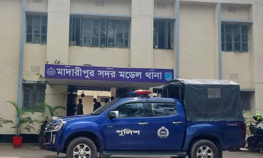 মাদারীপুরে থানার গ্রিল ভেঙে পালালেন নারী আসামি