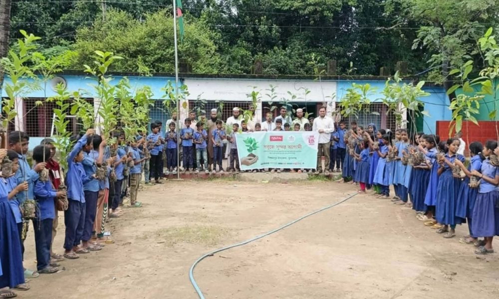 সুনামগঞ্জে বসুন্ধরা টিস্যু ও শুভসংঘের উদ্যোগে গাছের চারা বিতরণ