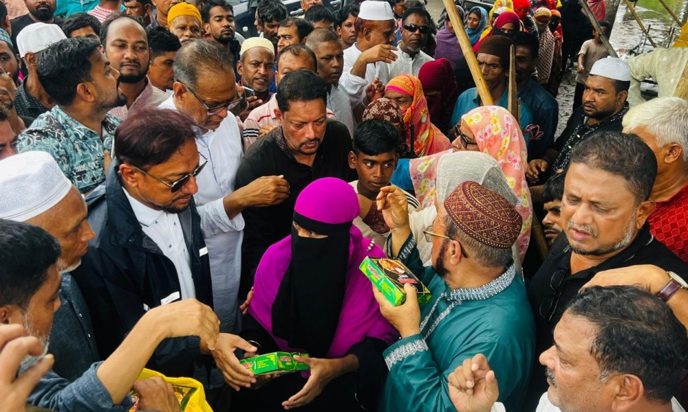 টানা বর্ষণে চট্টগ্রামে জলাবদ্ধতা, ক্ষতিগ্রস্ত মানুষের পাশে মেয়র শাহাদাত