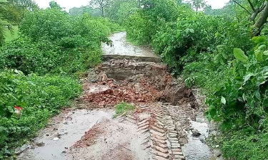 টানা বৃষ্টিতে জয়রামপুর-কুমারীদহ সড়কে ধস, ২ গ্রামের যোগাযোগ বিচ্ছিন্ন