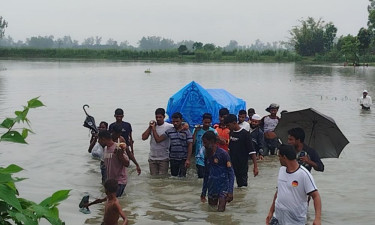 বুকসমান পানি পেরিয়ে কবরস্থানে নেওয়া হচ্ছে মরদেহ