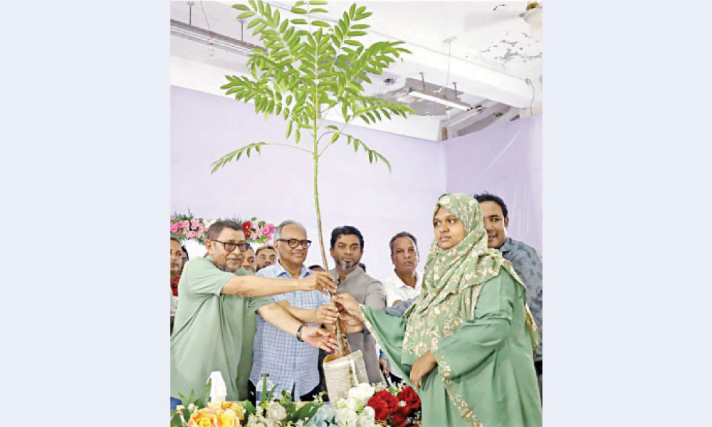 শিক্ষার্থীদের হাতে হাতে গাছের চারা