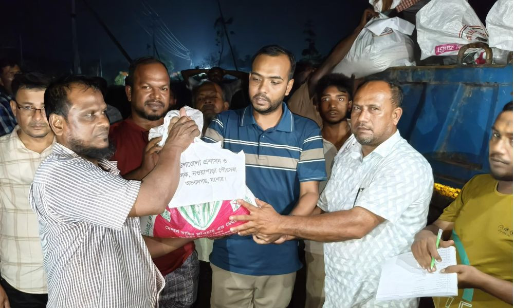 পানিবন্দি তিন শতাধিক পরিবারের খাদ্য সহায়তা পৌঁছে দিলেন ইউএনও