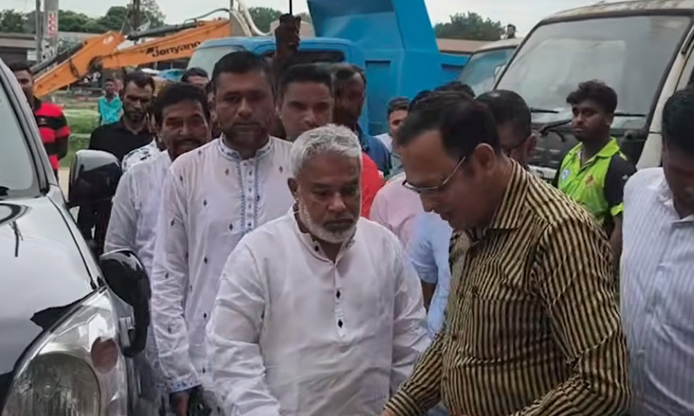 নাগরিক সেবা নিশ্চিতে সোনারগাঁ পৌরসভা পরিদর্শনে এমপি মান্নান