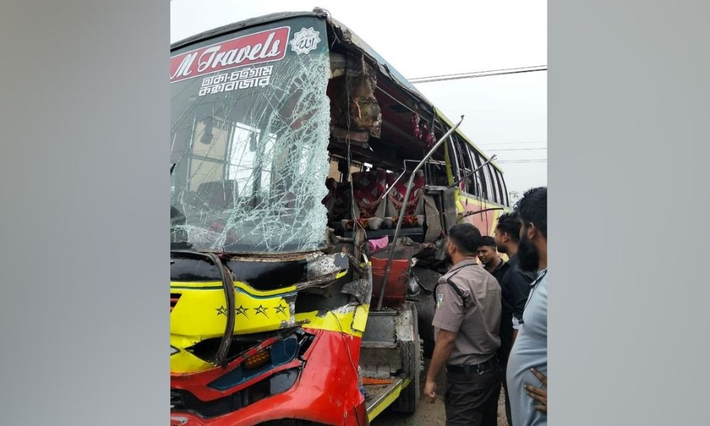 চৌদ্দগ্রামে লরির পেছনে বাসের ধাক্কা, নিহত ১