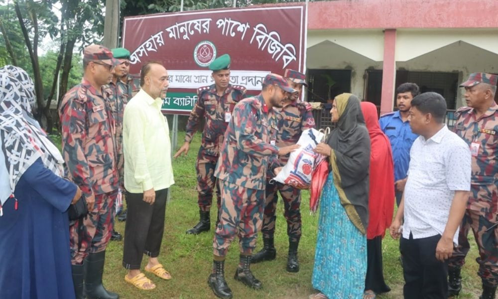 বন্যাদুর্গত মানুষের পাশে বিজিবি, আলীকদমে ৮০ পরিবারের মাঝে ত্রাণ বিতরণ