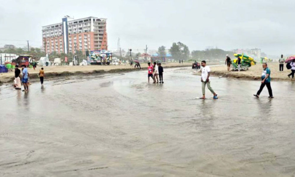 সৈকতে খালের ফাঁদে মৃত্যুঝুঁকি