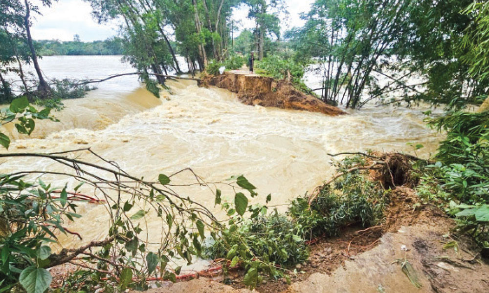 বিপৎসীমার ওপর মনু নদীর পানি