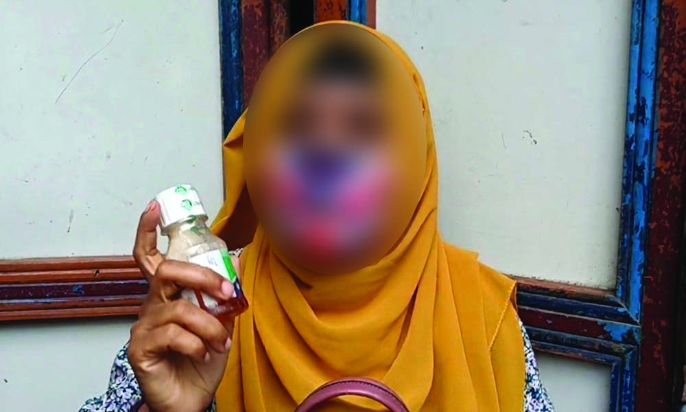 স্ত্রীর স্বীকৃতির দাবিতে প্রেমিকের বাড়ির সামনে বিষ হাতে অনশন, উধাও প্রেমিক