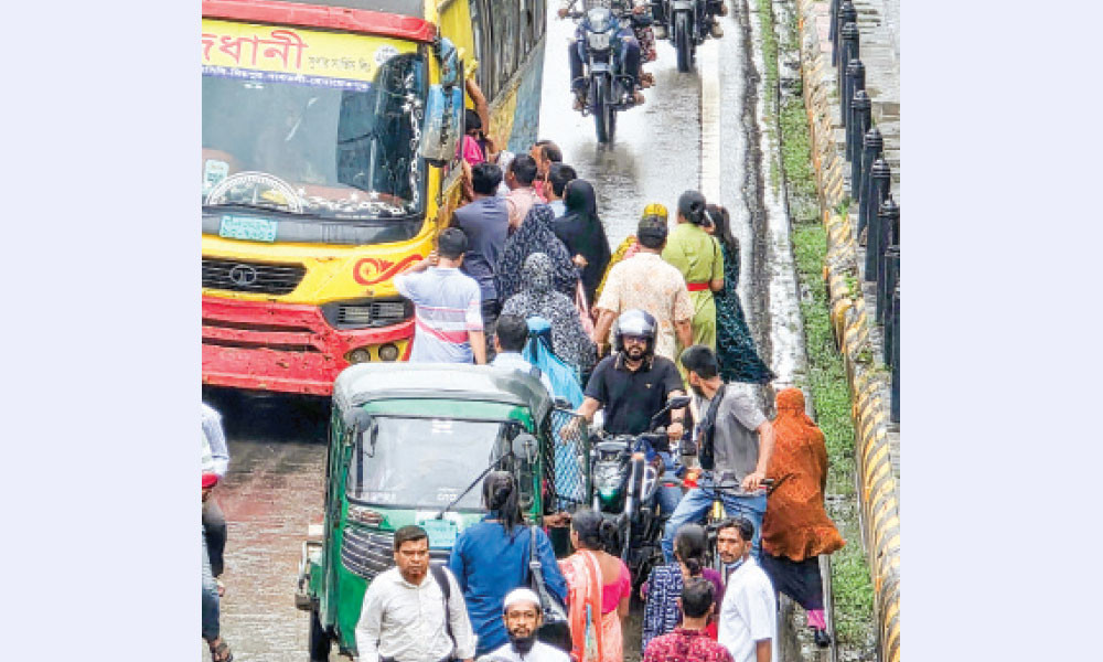বৃষ্টিতে বাসের অপেক্ষায় যাত্রীরা