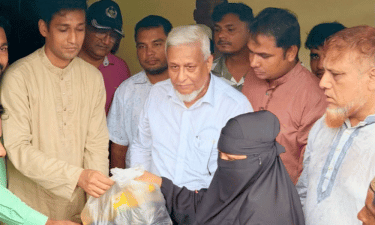 পানিবন্দি মানুষের পাশে এমপি শাহজাহান, ৫০০ পরিবারে ত্রাণ বিতরণ