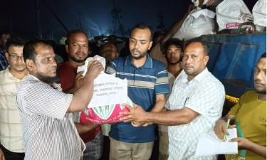 পানিবন্দি তিন শতাধিক পরিবারের খাদ্য সহায়তা পৌঁছে দিলেন ইউএনও