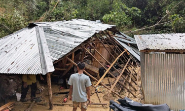 বন্যা পাহাড়ধস বিচ্ছিন্ন যোগাযোগে জনজীবন বিপর্যস্ত