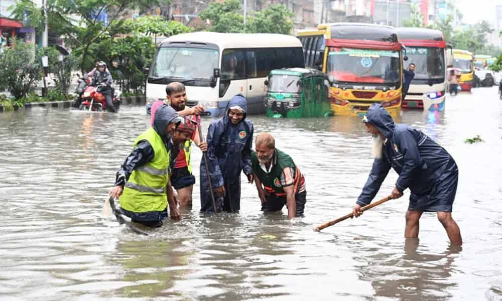 ভারি বৃষ্টিতে ঢাকায় জলাবদ্ধতা, দুর্ভোগের শেষ নেই