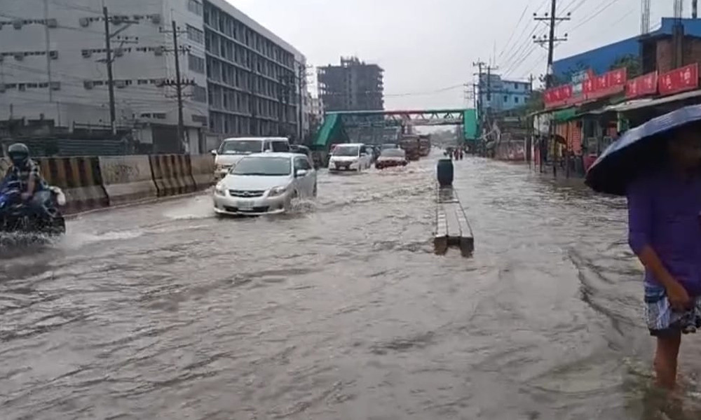 টানা বৃষ্টিতে ঢাকা-টাঙ্গাইল মহাসড়কে হাঁটুপানি