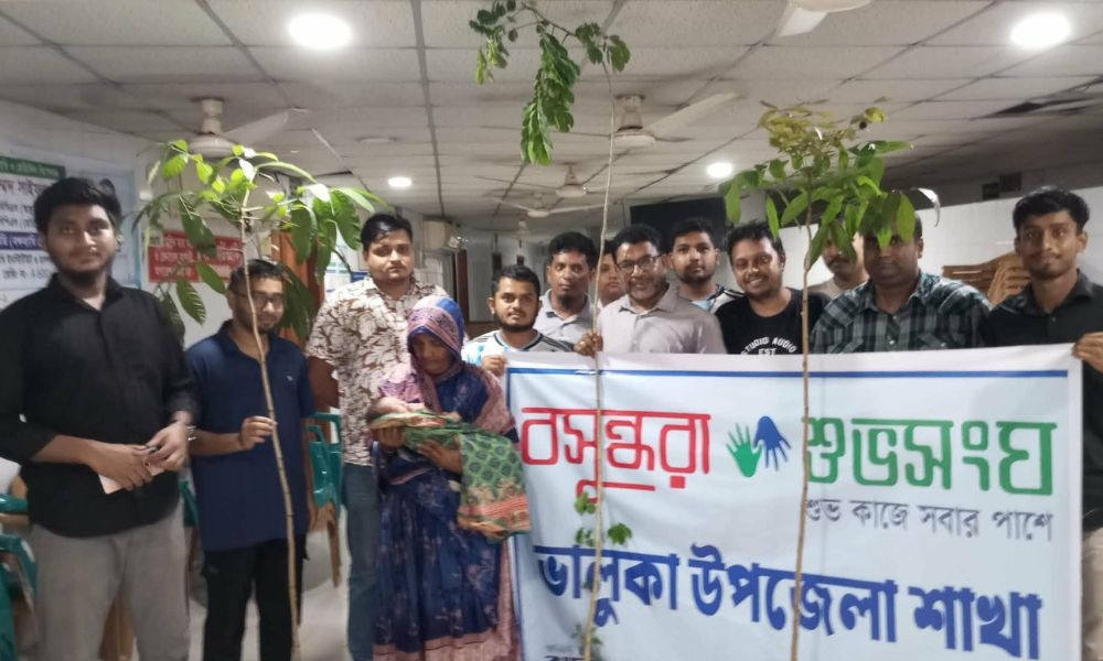 নবজাতকের আগমন উপলক্ষে পরিবারকে গাছের চারা উপহার দিল বসুন্ধরা শুভসংঘ