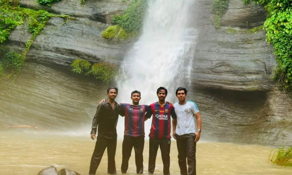 সুপ্তধারা ঝর্ণায় আটকে ছিল ৪ ছাত্র, ৯৯৯ নম্বরে ফোনকলে উদ্ধার