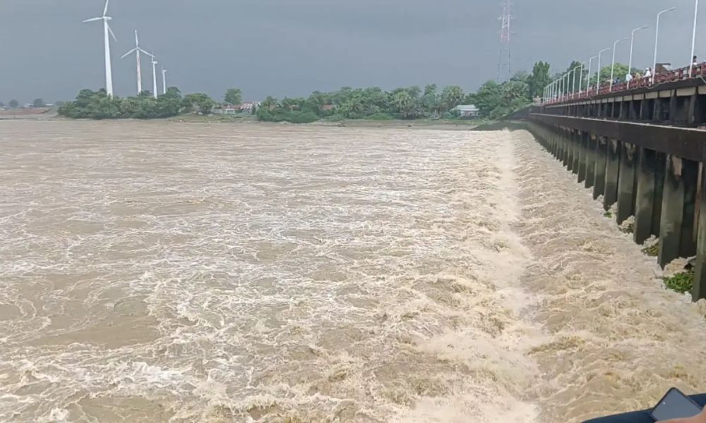 বন্যার ঝুঁকি কমাতে খোলা মুহুরী সেচ প্রকল্পের সব দরজা