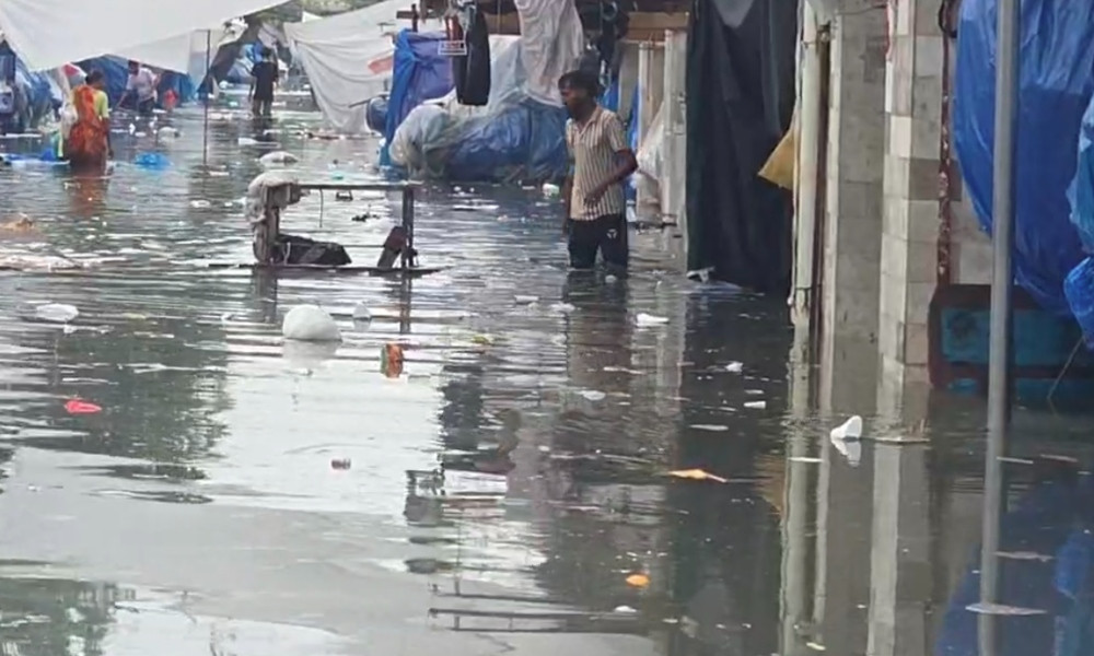 নিউমার্কেটে হাঁটুপানি, ক্ষতির মুখে ব্যবসায়ীরা