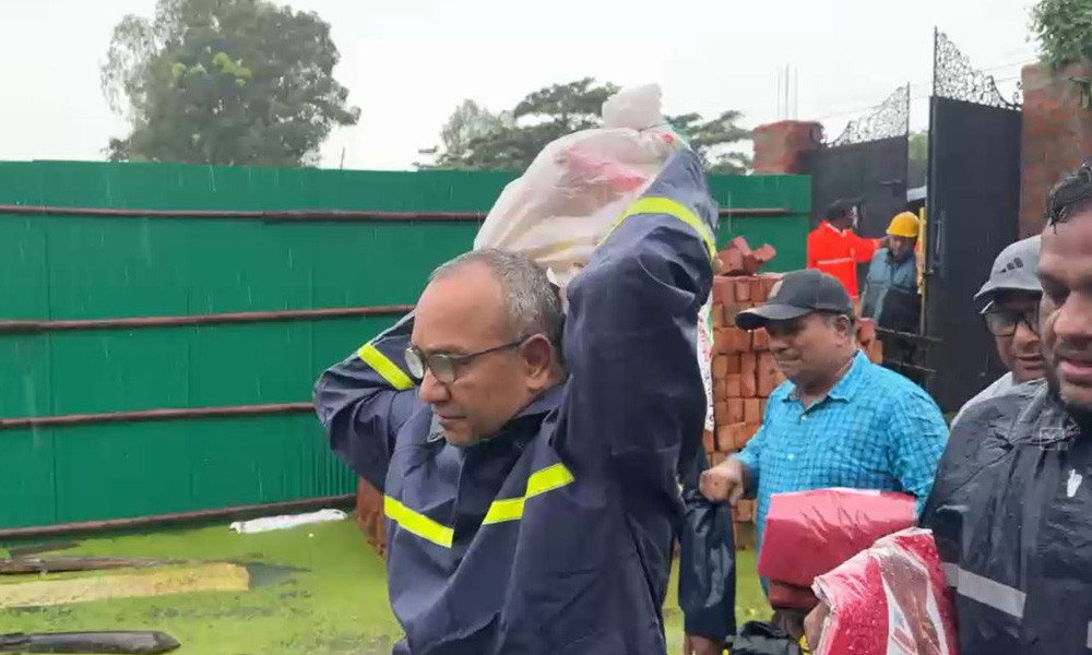 চট্টগ্রামের দুর্গতদের পাশে যুবদল সভাপতি মুন্না