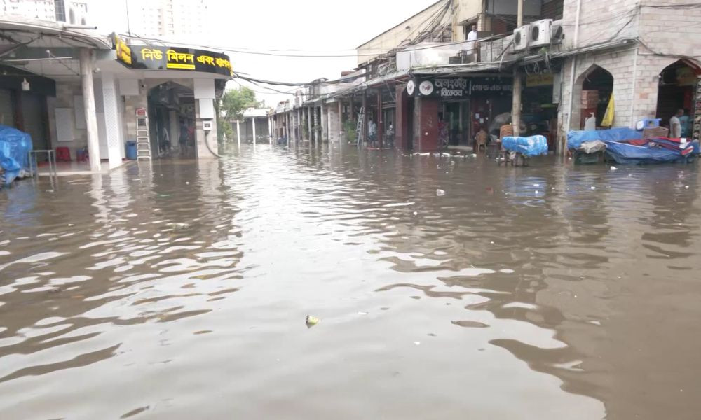 জলাবদ্ধতার কারণে বন্ধ নিউ মার্কেটের দোকানপাট