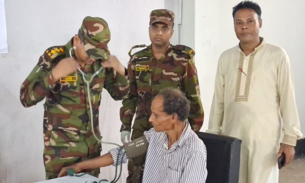 বোয়ালখালীতে বন্যার্তদের চিকিৎসায় সেনাবাহিনীর মেডিক্যাল ক্যাম্প