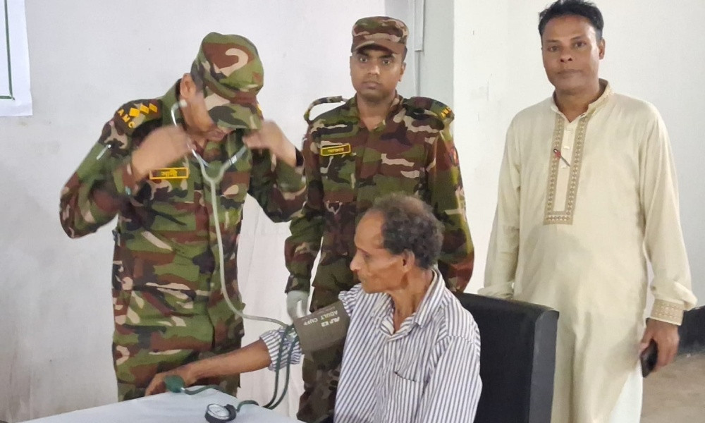 বোয়ালখালীতে বন্যার্তদের চিকিৎসায় সেনাবাহিনীর মেডিকেল ক্যাম্প