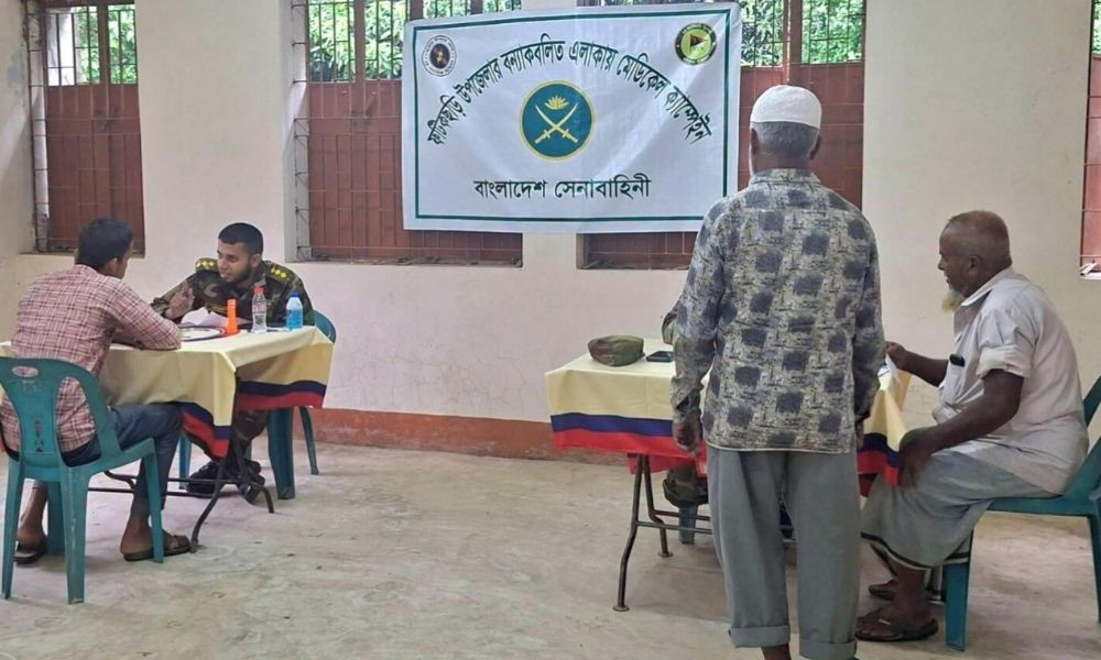 ফটিকছড়িতে বন্যার্তদের চিকিৎসাসেবায় সেনাবাহিনীর ফ্রি মেডিক্যাল ক্যাম্প
