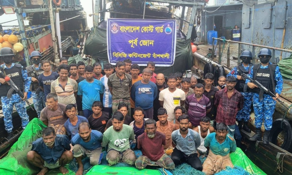 বাঁশখালীতে অবৈধ ট্রলিংবিরোধী অভিযানে আটক ৩৭ জেলে