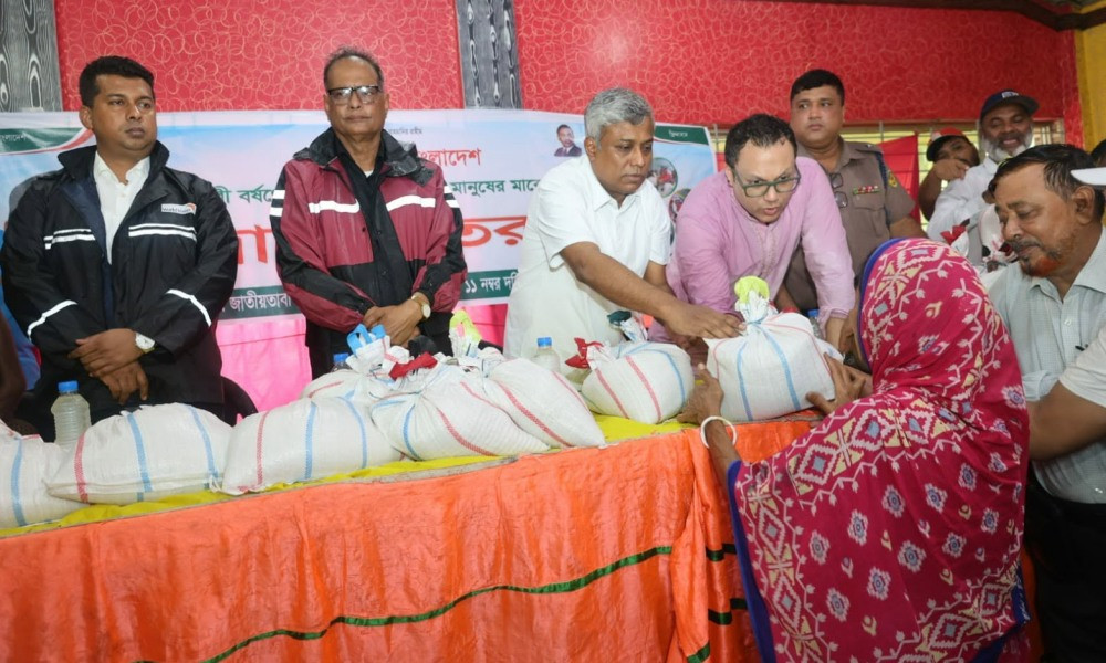 পানিবন্দি মানুষের পাশে বিদ্যুৎ প্রতিমন্ত্রী অনিন্দ্য ইসলাম অমিত