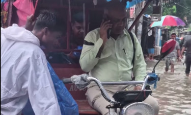 জলাবদ্ধ রাস্তায় অটোরিকশা নিয়ে বিপাকে চালক