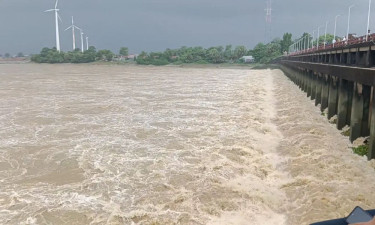 বন্যার ঝুঁকি কমাতে খোলা মুহুরী সেচ প্রকল্পের সব দরজা