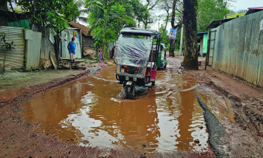 সড়ক সংস্কার নিয়ে দুই বিভাগের রশি টানাটানি