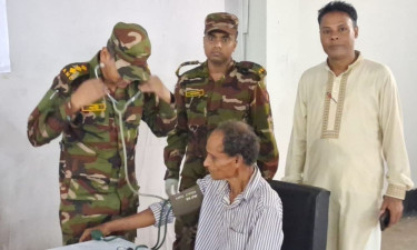 বোয়ালখালীতে বন্যার্তদের চিকিৎসায় সেনাবাহিনীর মেডিক্যাল ক্যাম্প