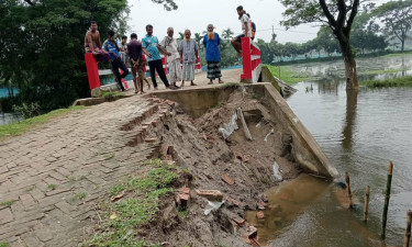 নির্মাণের তিন মাসেই ধসে পড়ল সংযোগ সড়ক