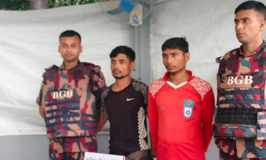 উখিয়া সীমান্তে সাড়ে ১২ লাখ টাকাসহ দুই পাচারকারী আটক