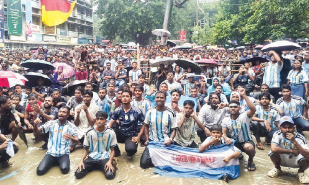 আর্জেন্টিনার জয়ের পর উল্লাস করেন শিক্ষার্থীরা